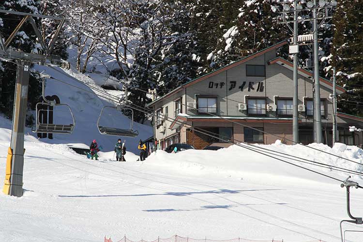 石打丸山スキー場の宿泊 北口のゲレンデに隣接する ロッヂ（民宿）アイドル